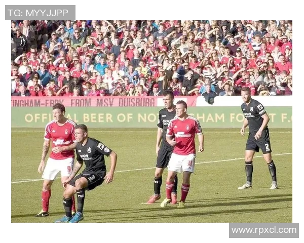 人盯人与区域防守混合策略在足球战术中的应用与效果分析